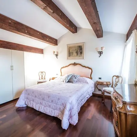 Attic Behind St. Mark's Square البندقية