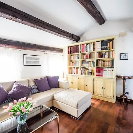 아파트 Attic Behind St. Mark's Square