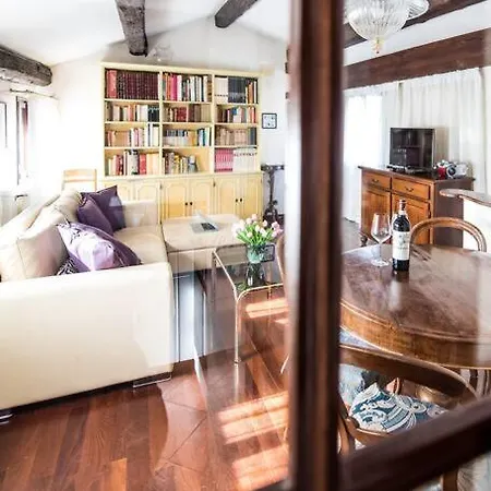 아파트 Attic Behind St. Mark's Square *