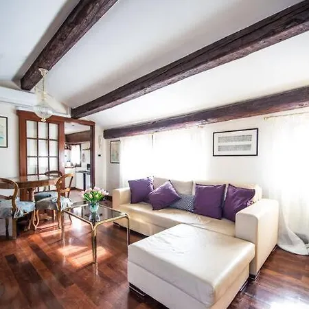 Attic Behind St. Mark's Square Appartement