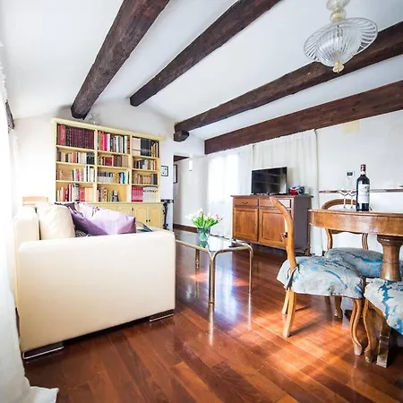 Attic Behind St. Mark's Square 아파트 *